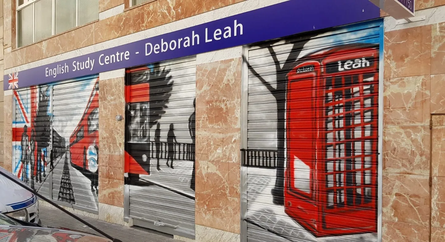 Fachada de la academia de inglés Deborah Leah en Elche