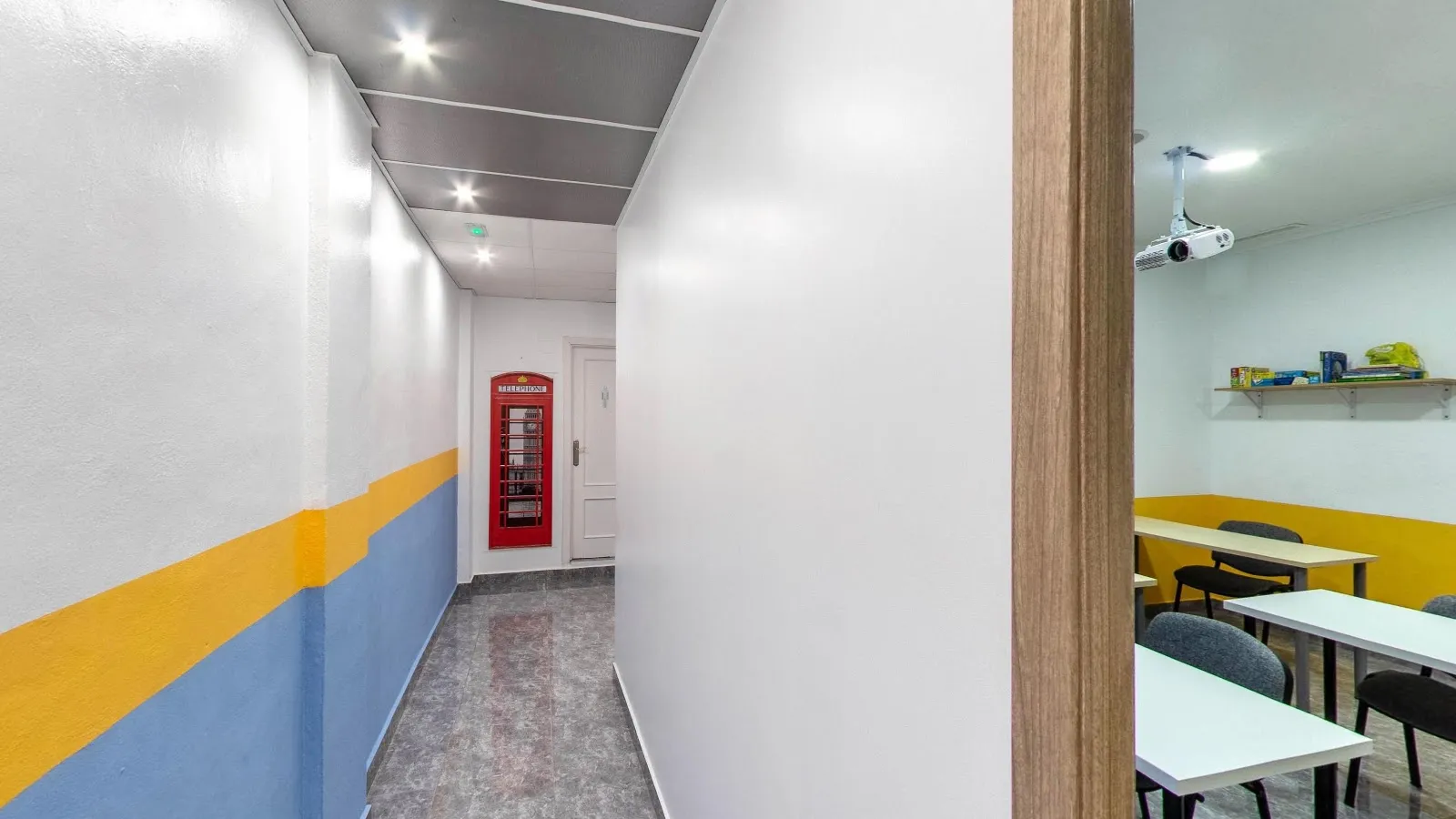 Recorrido 360° de la academia: Pasillo y aula